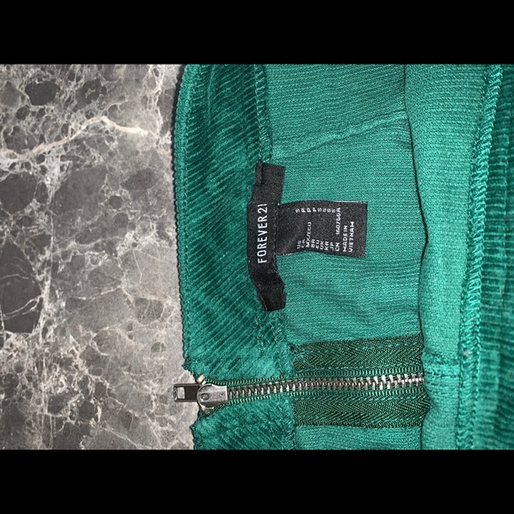green Corduroy skirt slightly highwasted - Picture 3 of 4